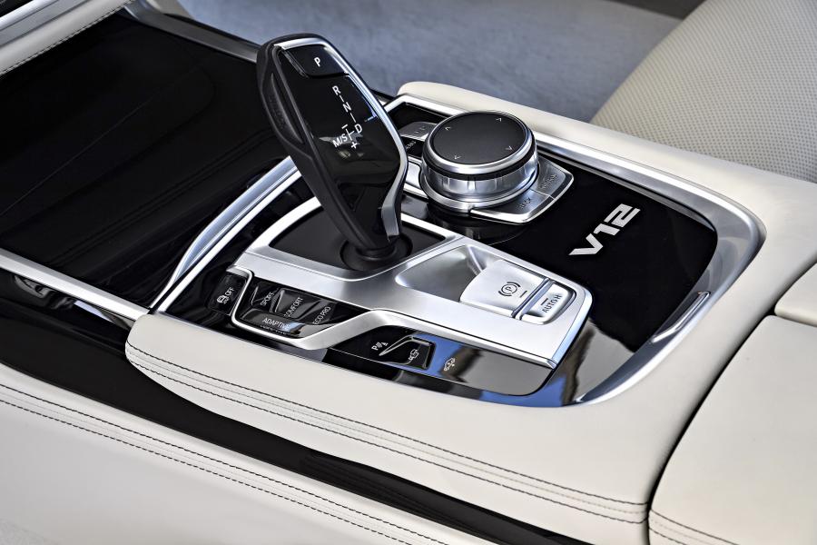 Детали интерьера BMW M760Li xDrive V12 Excellence (G12) 2017 года  (WW) (фото 31 из 40)